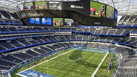 巴拿马球员深情拥抱亨利：偶像的力量！